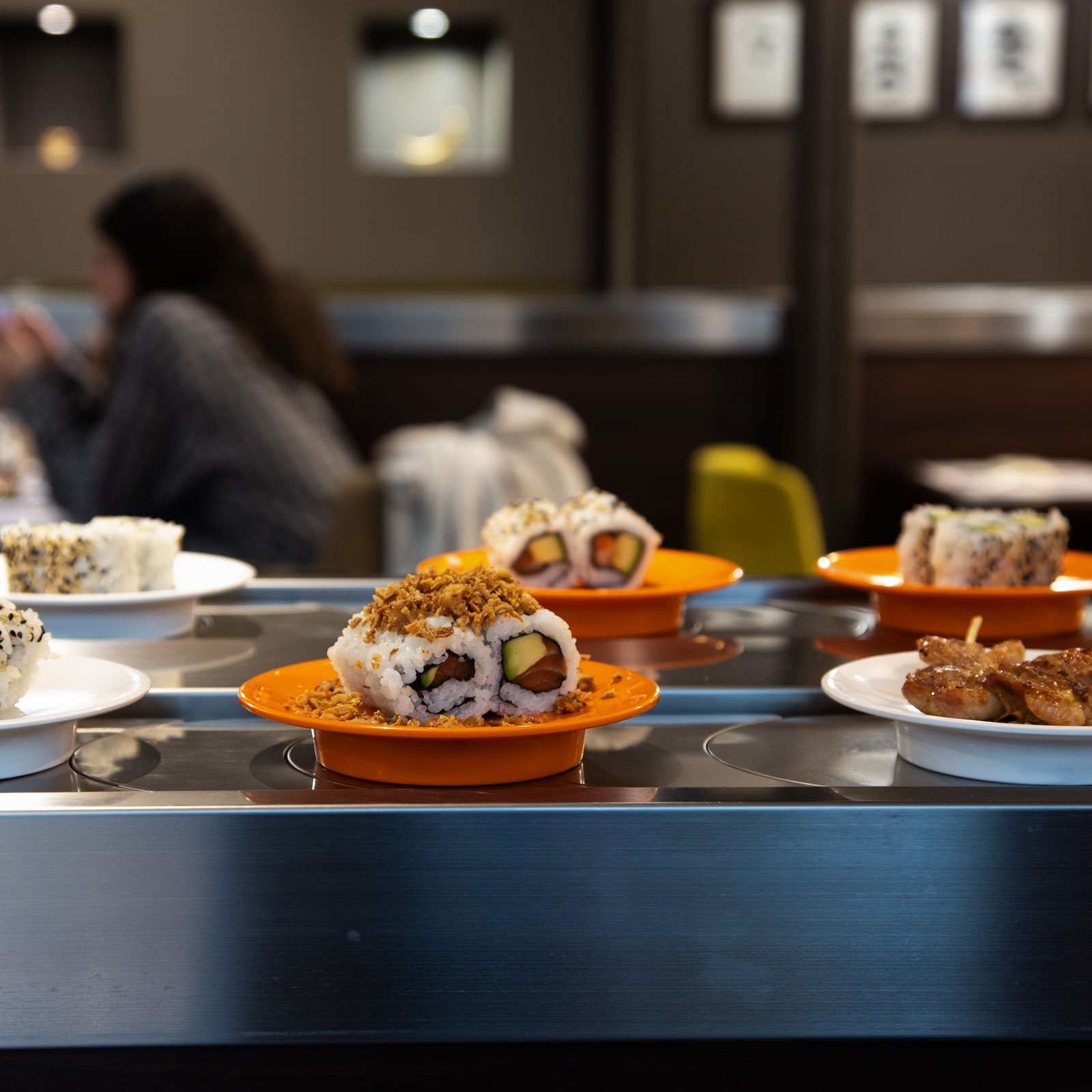 Sushis, makis et spécialités asiatiques servis à volonté sur le tapis roulant.